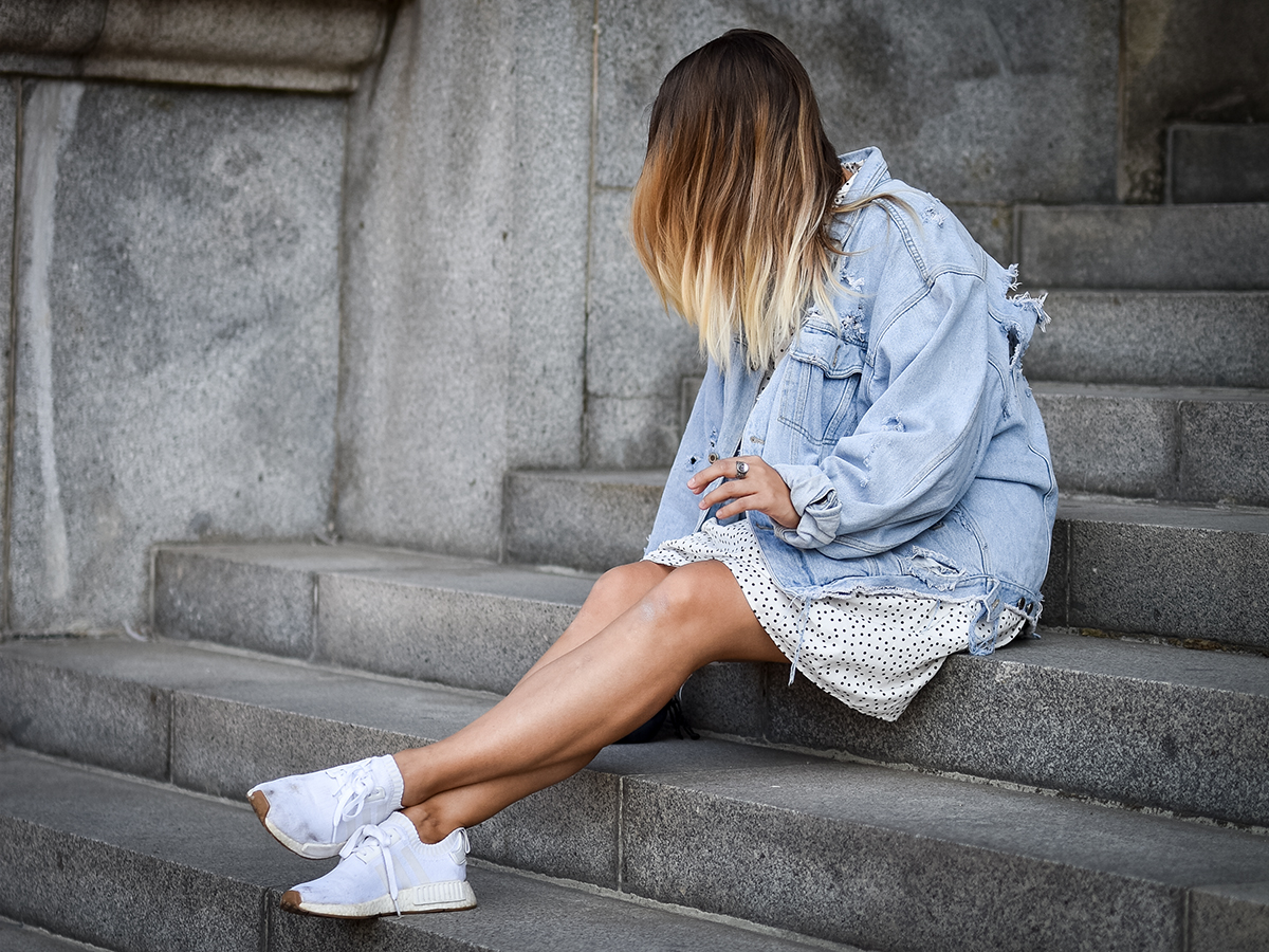 zara kleid punkte pünktchen oversize jeansjacke adidas sneaker weiss